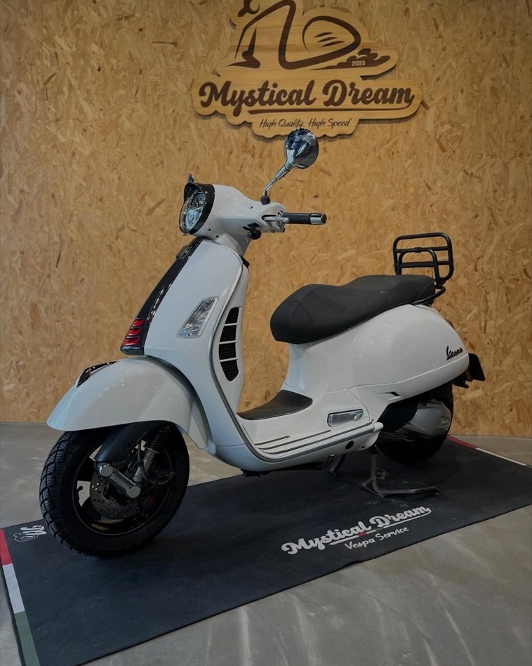 白色偉士牌 GTS 停在 MD Vespa 店內，車尾裝有後貨架