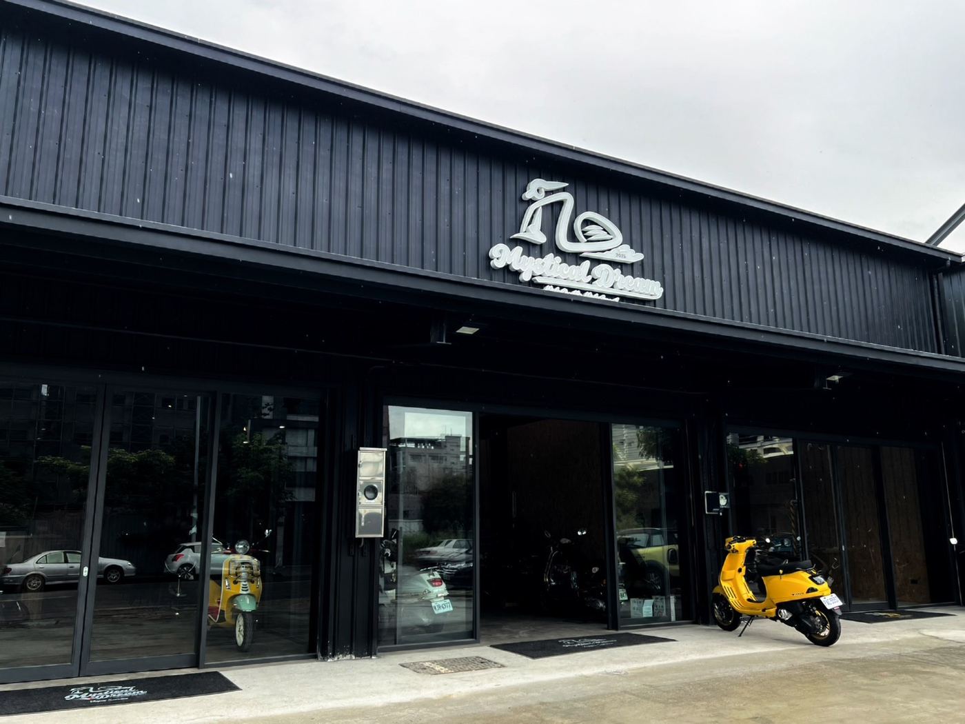 日間的 MD Vespa 門市外觀與門口黃色偉士牌