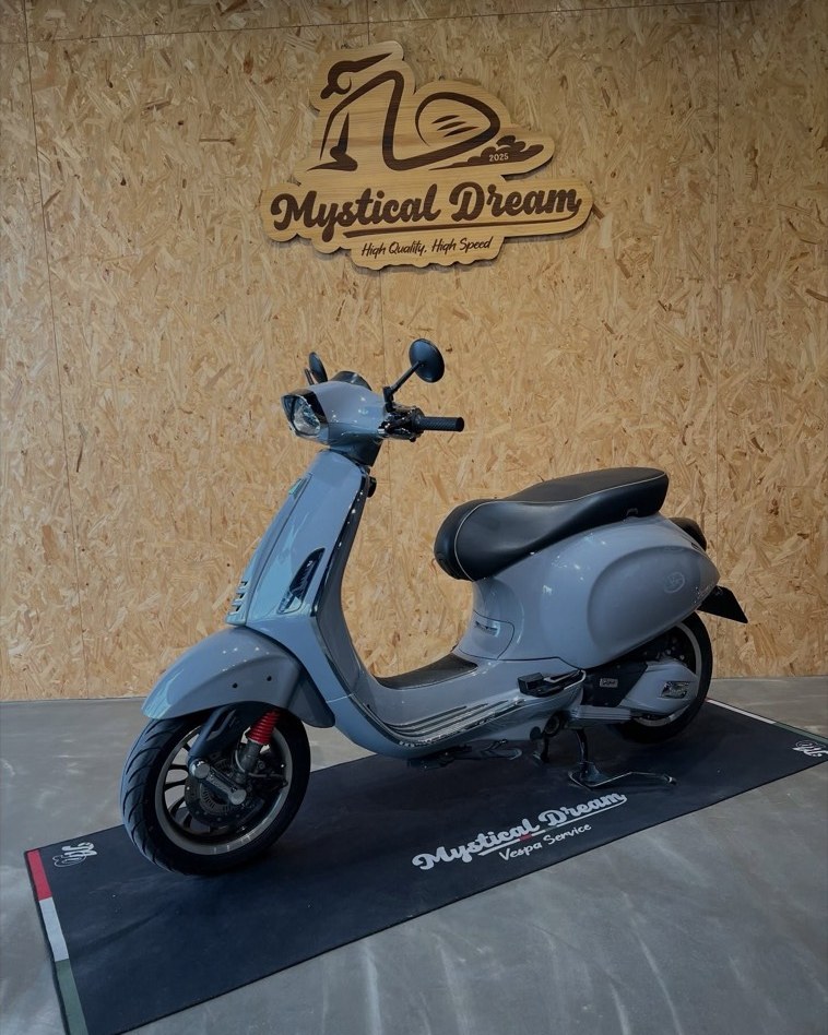 淺藍色偉士牌 Sprint 的左前斜側面，停在 MD Vespa 店內